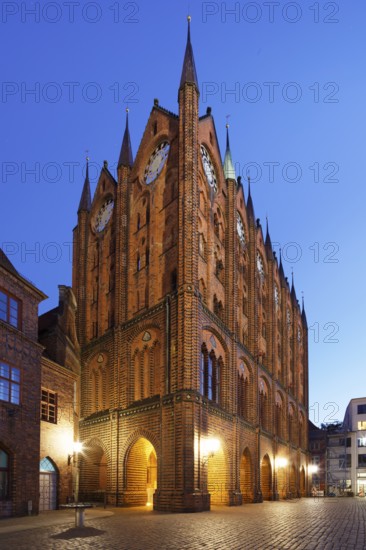 Night shot, Town Hall, construction start ca. 1300, secular building, Brick Gothic, Old Market, Old Town, UNESCO World Heritage Site, Hanseatic City of Stralsund, Mecklenburg-Western Pomerania, Germany