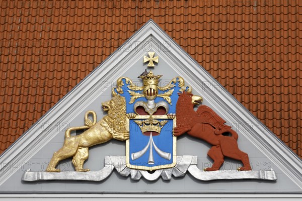 Gable with coat of arms of Swedish Pomerania on the Commandantenhus, Alter Markt 14, north side, Old Town, UNESCO World Heritage Site, Hanseatic City of Stralsund, Mecklenburg-Western Pomerania, Germany