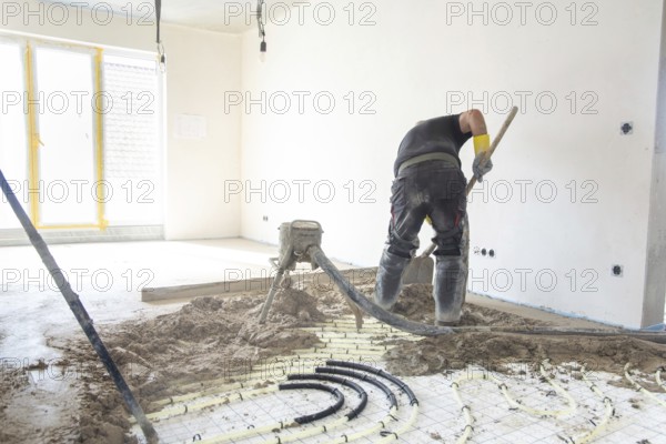 Delivery and installation of flowing screed in new buildings