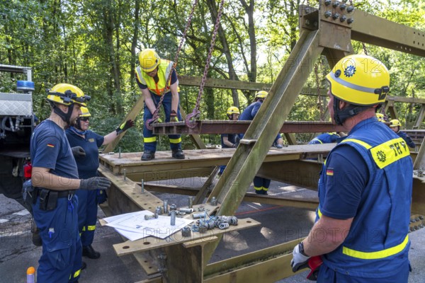 Construction of a temporary bridge over a slipped road crossing a stream, by the bridge construction section of the THW, 18 metre long steel bridge of the Krupp-D type, is assembled in around 8 hours, large-scale exercise FÜLEX25 lasting several days, of the THW North Rhine-Westphalia regional association, over 3500 volunteers from the 127 North Rhine-Westphalia local associations practise on 4 weekends, many different deployment scenarios