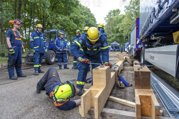 Preparation work for the construction of a facade support, a building in danger of collapsing, with the standard support system wood, multi-day large-scale exercise FÜLEX25, of the THW regional association of North Rhine-Westphalia, on 4 weekends over 3500 volunteers of the 127 North Rhine-Westphalia local associations, many different operational scenarios