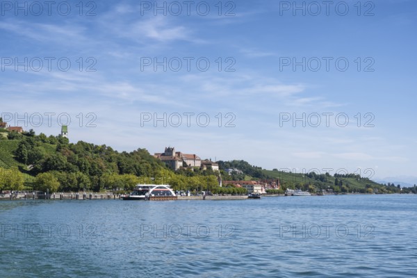 Blick von der Autofähre zur Altstadt und Fährhafen von Meersburg, Bodenseekreis, Baden-Württemberg, Deutschland