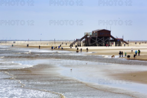 Strollers on the sandy beach, pile dwelling, wiping effect, long exposure, Sankt Peter-Ording, Eiderstedt peninsula, Wadden Sea National Park, North Frisia, Schleswig-Holstein, Germany