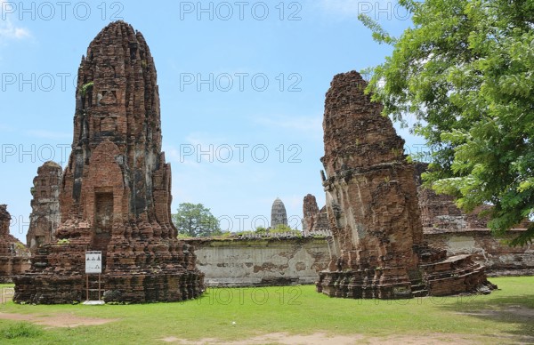 Exploring the historical wat phra sri sanphet in ayutthaya, thailand, highlighting the ancient ruins, remaining towers, and central prang
