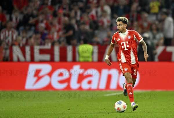 Luis Diaz FC Bayern Muenchen FCB (14) Action on the ball perimeter advertising BETANON, Allianz Arena, Munich, Bavaria, Germany