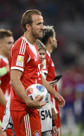 Harry Kane FC Bayern Munich FCB (09) satisfied with match ball after the end of the game Allianz Arena, Munich, Bavaria, Germany