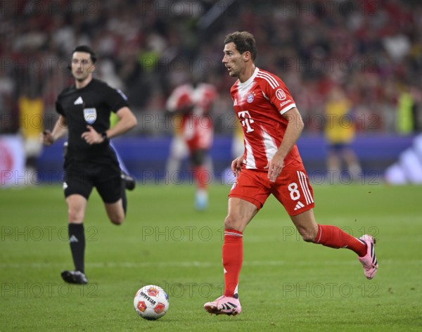 Leon Goretzka FC Bayern Munich FCB (08) Action on the ball behind Referee Florian Badstübner Allianz Arena, Munich, Bavaria, Germany