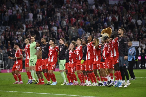 Team, FC Bayern Munich team celebrates victory in the south curve in front of the fans, FCB Allianz Arena, Munich, Bavaria, Germany
