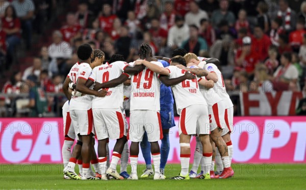 Team building, team circle in front of the start of the match RB Leipzig RBL, Allianz Arena, Munich, Bavaria, Germany