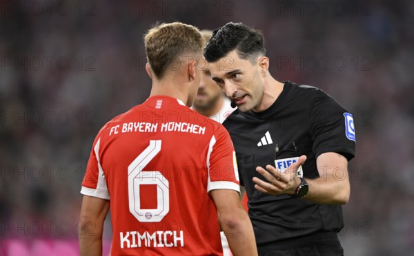 Referee Florian Badstübner in conversation Discussion with Joshua Kimmich FC Bayern Munich FCB (06) Gesture Gesture Allianz Arena, Munich, Bavaria, Germany