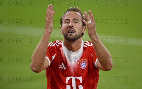 Harry Kane FC Bayern Muenchen FCB (09) Disappointment disappointed after missed goal chance Gesture Gesture Allianz Arena, Munich, Bayern, Germany