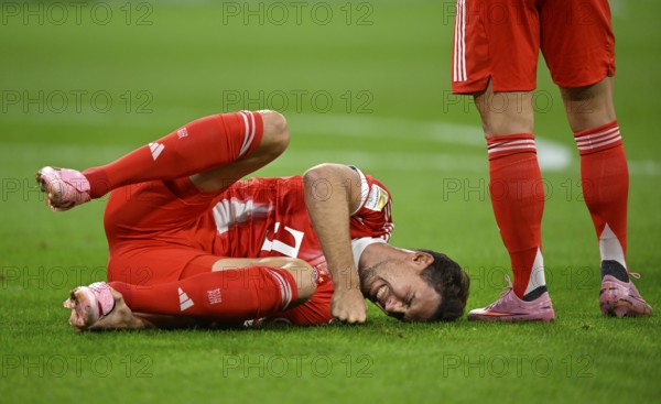 Leon Goretzka FC Bayern Muenchen FCB (08) injured Injury on the ground, Allianz Arena, Munich, Bayern, Germany