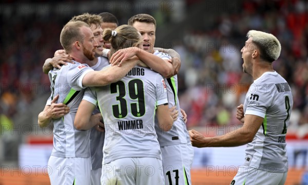 Goal celebration Dzenan Pejcinovic VfL Wolfsburg (17) Patrick Wimmer VfL Wolfsburg (39) Maximilian Arnold VfL Wolfsburg (27) Kilian fisherman VfL Wolfsburg (02) Voith-Arena, Heidenheim, Baden-Württemberg, Germany