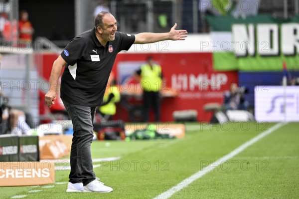 Coach Frank Schmidt 1. FC Heidenheim 1846 FCH Gesture Gesture on the sidelines Voith-Arena, Heidenheim, Baden-Württemberg, Germany
