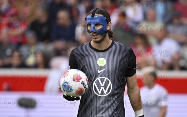 Goalkeeper Kamil Grabara VfL Wolfsburg (01) with face mask Carbon mask Ball Voith-Arena, Heidenheim, Baden-Württemberg, Germany