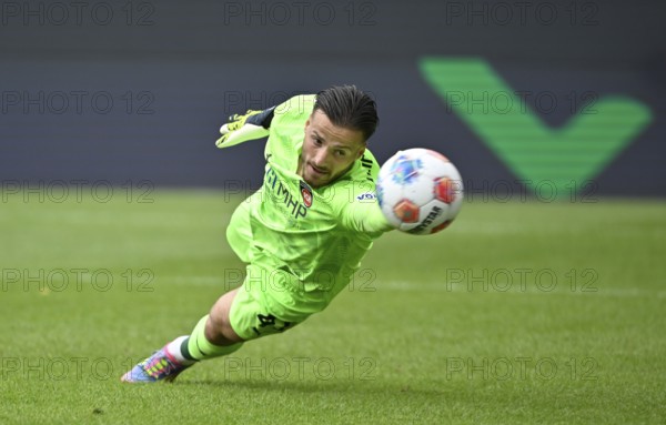 Parade Brilliant save Goalkeeper Diant Ramaj 1. FC Heidenheim 1846 FCH (41) Action Voith-Arena, Heidenheim, Baden-Württemberg, Germany