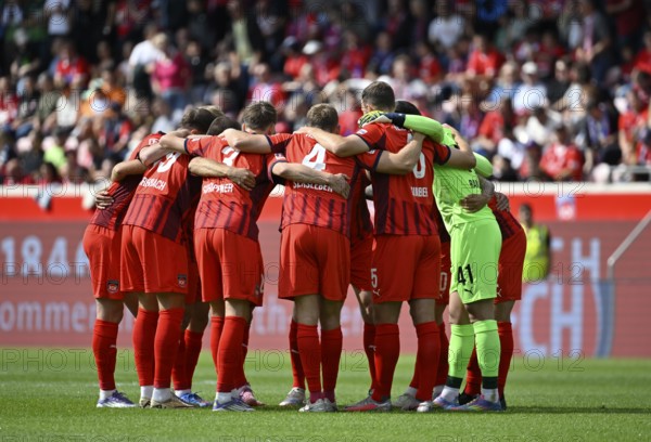 Team building, team circle in front of the start of the match 1. FC Heidenheim Voith-Arena, Heidenheim, Baden-Württemberg, Germany