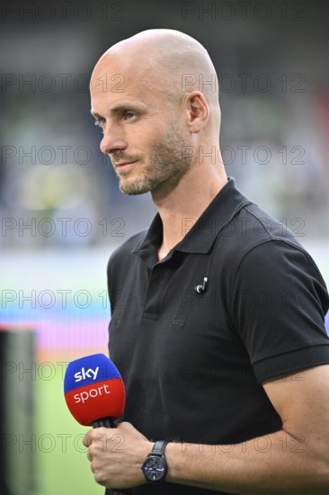 Coach Paul Simonis VfL Wolfsburg in an interview Microphone Microphone Logo SKY Voith-Arena, Heidenheim, Baden-Württemberg, Germany