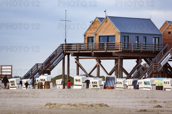 Pile dwelling, beach attendant, beach chairs, walkers, Sankt Peter-Ording, Eiderstedt peninsula, Wadden Sea National Park, North Sea, North Frisia, Schleswig-Holstein, Germany