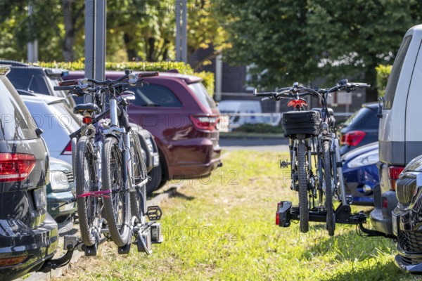 Bicycle carrier, rear carrier for bicycles, which is mounted on a trailer coupling, can transport 2-4 bicycles or e-bikes depending on the model
