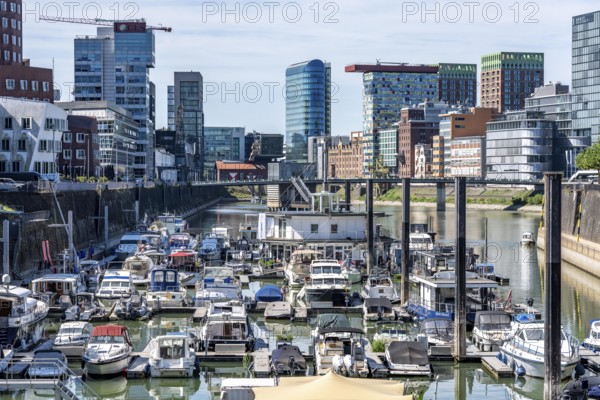 Marina in Düsseldorf's Media Harbour, old and modern architecture in the former harbour, a mixture of offices, companies, hotels, restaurants, trendy district, nightlife district, galleries, Düsseldorf, Rhineland, North Rhine-Westphalia, Germany