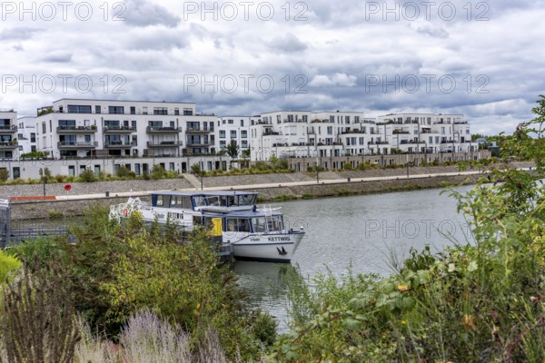 New Graf Bismarck urban quarter on the Rhine-Herne Canal, residential and commercial development on the site of the former Graf Bismarck colliery power station, marina, on the canal, in Gelsenkirchen, North Rhine-Westphalia, Germany