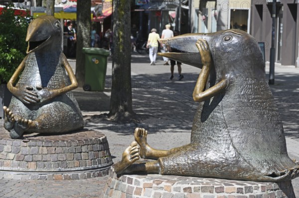 Birds, bronze sculptures by Peter Lenk, in the pedestrian zone, Offenburg, Baden-Württemberg, Germany