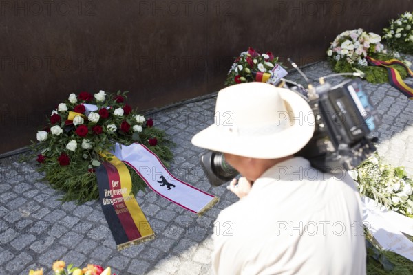 Wreath laid by Kai Wegner (Governing Mayor of Berlin) at a wreath-laying ceremony to commemorate the division of the city from 13 August 1961 to 9 November 1989 and in memory of the victims of tyranny at the Bernauer Strasse memorial, Berlin, 13.08.2025