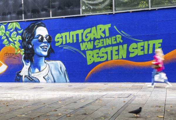 People on the move in the Königstraße pedestrian zone in Stuttgart. Construction fence with the inscription STUTTGART FROM ITS BEST SIDE. Stuttgart, Baden-Württemberg, Germany