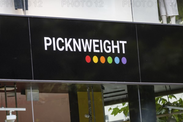 Shop with the PICKNWEIGHT brand logo in the Königstraße pedestrian zone. Second-hand fashion. Stuttgart, Baden-Württemberg, Germany