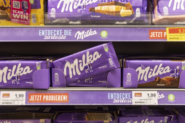 Milka has significantly increased its prices. At the same time, the weight has been reduced from 100 to 90 grams. However, the weight indication is hidden behind a flap on the outer packaging on supermarket shelves. Mannheim, Baden-Württemberg, Germany