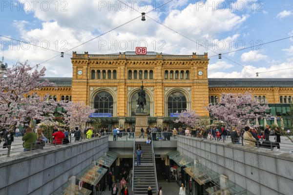 Hanover central station in neo-renaissance style, Ernst August Platz, cherry blossom, Niki-de-Saint-Phalle-Promenade in front, crowd, Hanover, Lower Saxony, Germany