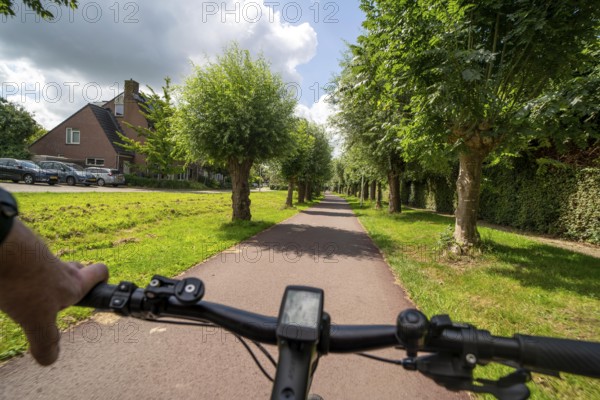 Cycling in the Dutch city of Houten, south of Utrecht, around 50, 000 people live here and work in the region, the traffic concept is consistently geared towards cycling, cars stay on the outskirts of the city districts, very well-developed cycling infrastructure, considered a model city in the Netherlands