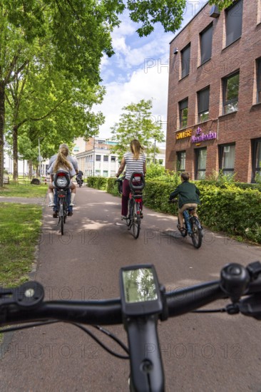 Cycling in the Dutch city of Houten, south of Utrecht, around 50, 000 people live here and work in the region, the traffic concept is consistently geared towards cycling, cars stay on the outskirts of the city districts, very well-developed cycling infrastructure, considered a model city in the Netherlands
