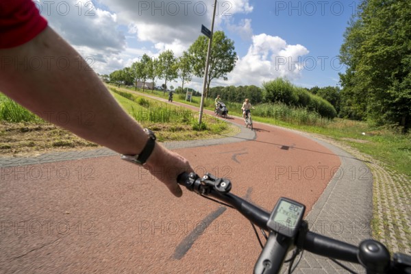 Cycling south of Utrecht, long-distance cycle path to Houten, around 50, 000 people live here and work in the region, the traffic concept is consistently geared towards cycling, cars remain on the outskirts of the city districts, very well-developed cycling infrastructure, considered a model city in the Netherlands, Utrecht