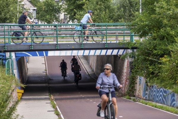 Cycle path to, from the university campus in Utrecht Science Park, Utrecht University, long-distance cycle path to the surrounding municipalities, wide, cycle path, subway under a busy road, N237, near De Bolt, Netherlands