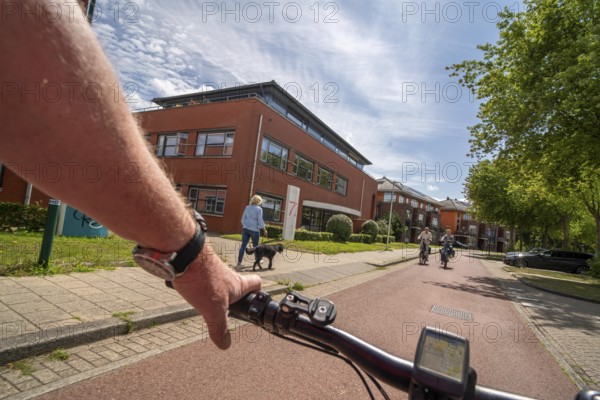 Cycling in the Dutch city of Houten, south of Utrecht, around 50, 000 people live here and work in the region, the traffic concept is consistently geared towards cycling, cars stay on the outskirts of the city districts, very well-developed cycling infrastructure, considered a model city in the Netherlands
