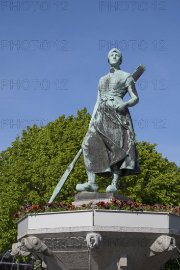 Tine Brunnen on the market square, Husum, North Frisia, North Sea, Schleswig-Holstein, Germany