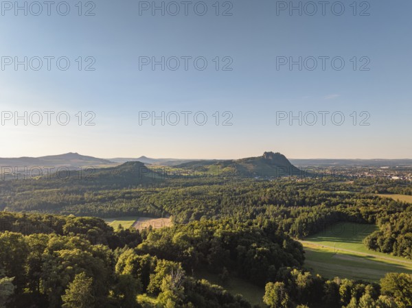 Luftbild von einer vulkanisch geprägten Landschaft im Abendlicht, mit dem Hohenstoffeln, Hohenhewen und Hohentwiel von links gesehen, Hegau, Rielasingen-Worblingen, Landkreis Konstanz, Baden-Württemberg, Deutschland