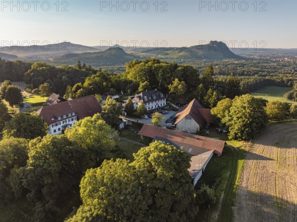 Luftbild von einer Hofsiedlung mit dem Berggasthaus Rosenegg, dahinter die Hegauberge, Rielasingen-Worblingen, Landkreis Konstanz, Baden-Württemberg, Deutschland