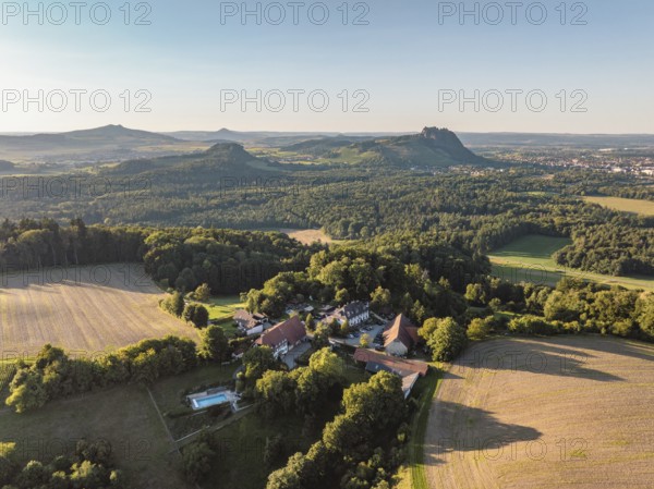 Luftbild von einer Hofsiedlung mit dem Berggasthaus Rosenegg, dahinter die Hegauberge, Hohenstoffeln, Hohenhewen und Hohentwiel von links gesehen, Rielasingen-Worblingen, Landkreis Konstanz, Baden-Württemberg, Deutschland