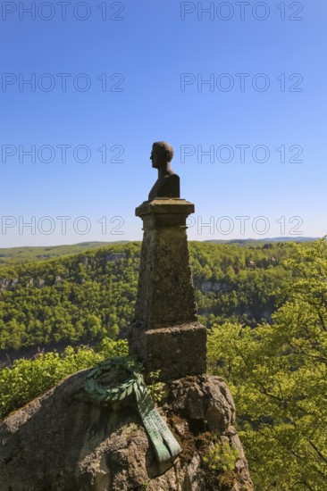 Wreath on the pedestal of the Hauff monument, inscription, Das Edle bleibt der Nachwelt unverloren. Lichtenstein 1826 - 1926, on the 100th anniversary of the novel Lichtenstein, at the foot of the Hauff monument, bust of Wilhelm Hauff, monument modelled on the model of the Stuttgart sculptor Theodor Wagner, ore cast. at Lichtenstein Castle, fairytale castle of Württemberg, romantic fairytale castle on the eaves of the Swabian Alb, Honau, municipality of Lichtenstein, Baden-Württemberg, Germany