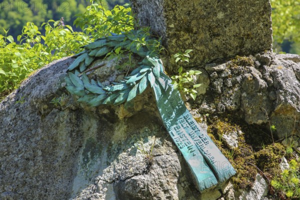 Wreath on the pedestal of the Hauff monument, inscription, Das Edle bleibt der Nachwelt unverloren. Lichtenstein 1826 - 1926, on the 100th anniversary of the novel Lichtenstein, at the foot of the Hauff monument, bust of Wilhelm Hauff, at Lichtenstein Castle, fairytale castle of Württemberg, romantic fairytale castle on the eaves of the Swabian Alb, Honau, municipality of Lichtenstein, Baden-Württemberg, Germany