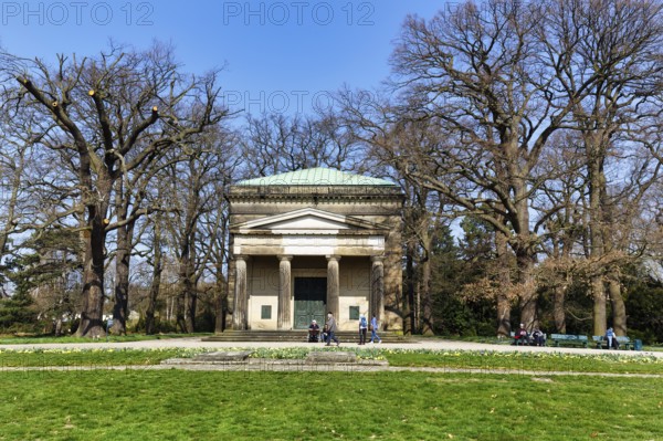 Guelph mausoleum, walkers in the Berggarten, early spring in the Herrenhausen Gardens, sunny weather, Hanover, Lower Saxony, Germany