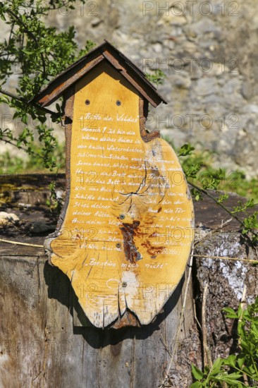 Wooden sign at the Lauterquelle spring, inscription, Please the forest, don't destroy me, park, Offenhausen, municipality of Gomadingen, Swabian Alb, Baden-Württemberg, Germany