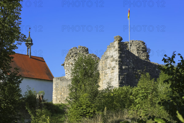 Veringen Castle, left St Peter's Chapel, ruin, remains of wall, flag, flagpole, Veringenstadt, Swabian Alb, Baden-Württemberg, Germany