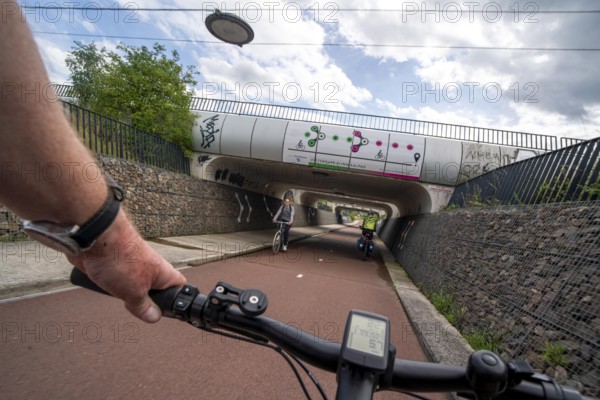 Rijnwaalpad long-distance cycle path, near the village of Elst, subway of the A15 motorway, wide cycle path, mostly crossing-free, 15.8 km long cycle path leads from Arnhem to Nijmegen on the Waal, Netherlands
