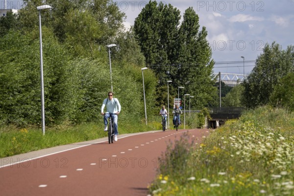 Cycle path in the east of Utrecht, at Utrecht-Lunetten railway station, Maarschalkerweerdpads, inner-city cycle path, wide, illuminated, part of a cycle path network, Netherlands