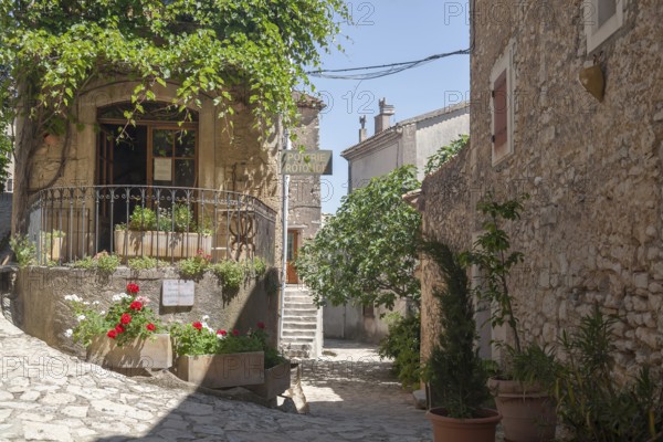 Mountain village Simiane la Rotonde, Département Alpes-de-Haute-Provence, Region Provence-Alpes-Côte d'Azur, France