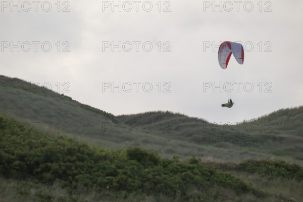 Paraglider or paraglider over dune landscape, near Hvide Sande, North Sea, Denmark
